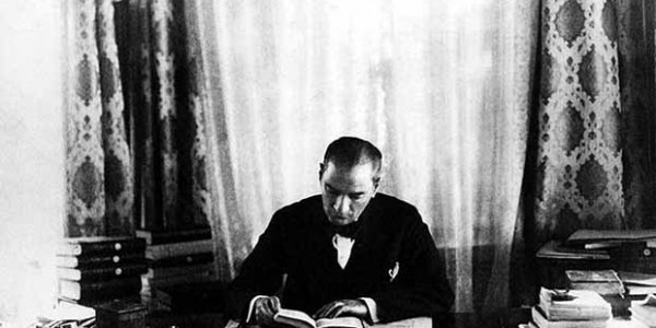 çalışırken Çankaya Köşkündeki kütüphanede bazı tarih araştırmaları yaparken
Atatürk conducts historical research at the Library in the Çankaya Palace
